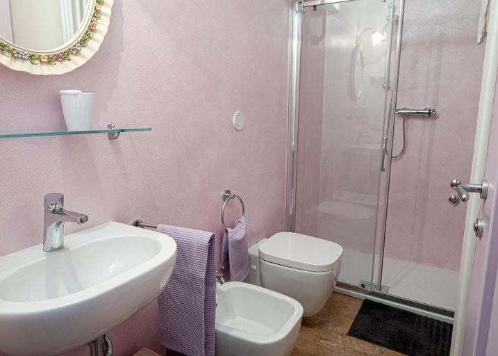 Bathroom 2, Fermo della Guazzona, Parma