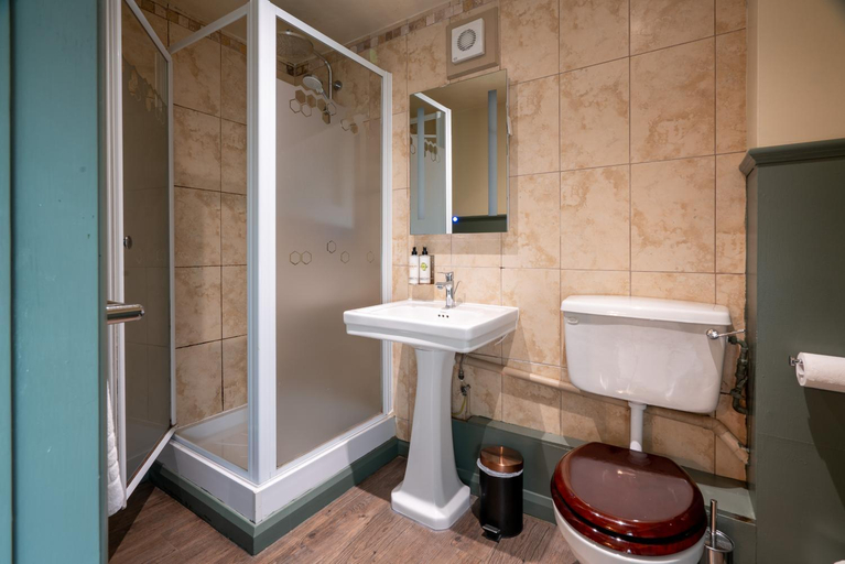 Bathroom 3, Bourne Valley Inn, Hampshire