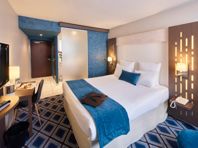 Bedroom 3, Mercure Chartres Centre Cathédrale Hotel, Eure-et-Loir