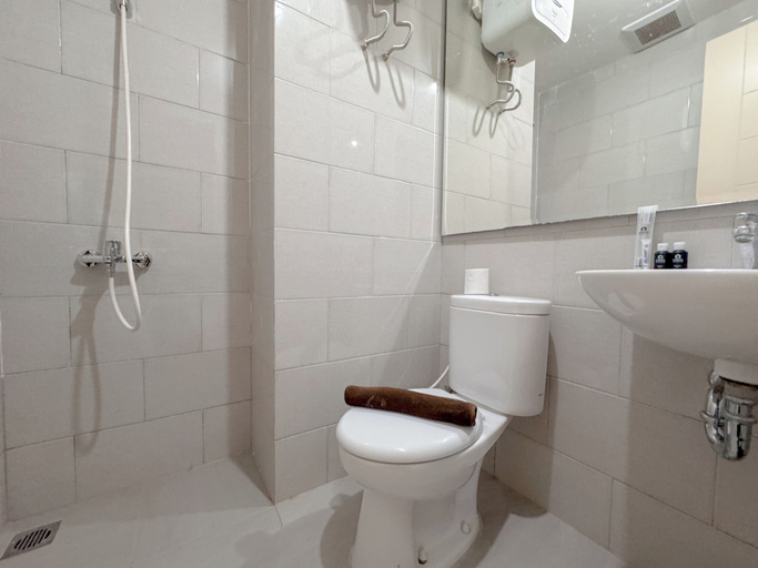 Bathroom 4, Minimalist 2Br And Well Design Room At Benson Supermall Mansion Apartment, Surabaya
