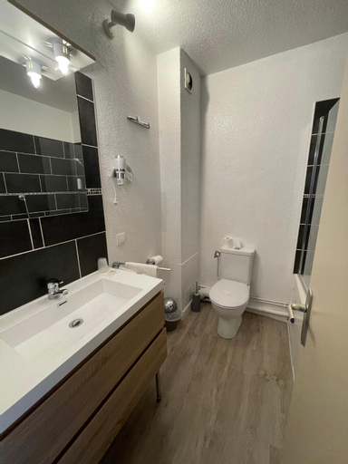 Bathroom 10