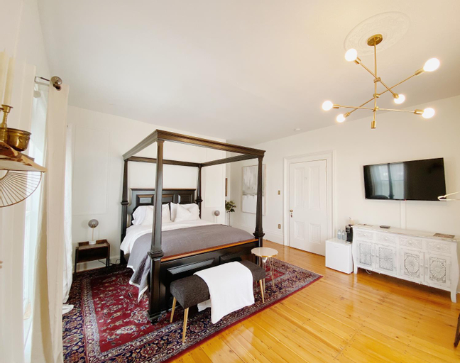 The Montague Rose Inn, Charlotte