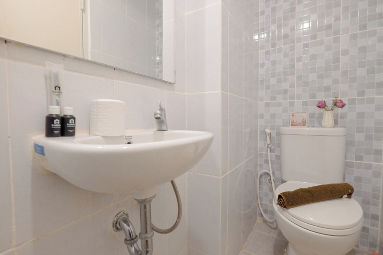 Bathroom 5, Good Deal Compact Studio At Tokyo Riverside Pik 2 Apartment, Tangerang