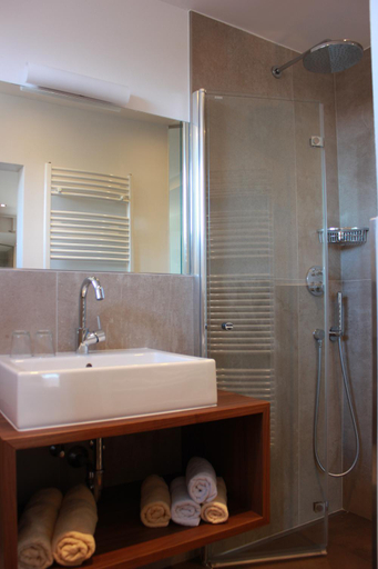 Bathroom 3, Garni Hotel Dorothea, Bolzano