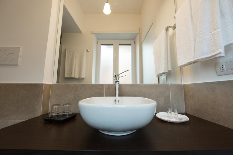 Bathroom 5, B&B Roma 474, Rome