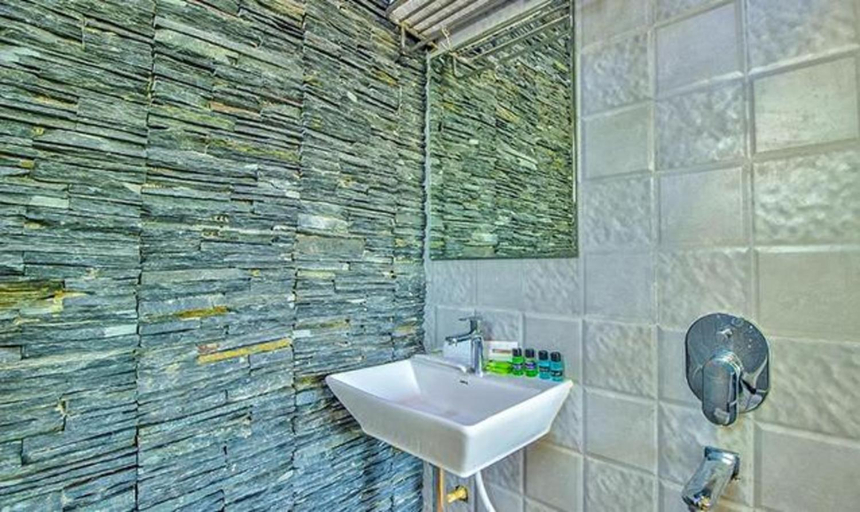 Bathroom, hotel balaji inn, North Goa
