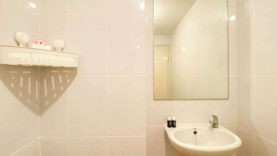 Bathroom 4, Comfortable And Simply 2Br At Tokyo Riverside Pik 2 Apartment, Tangerang