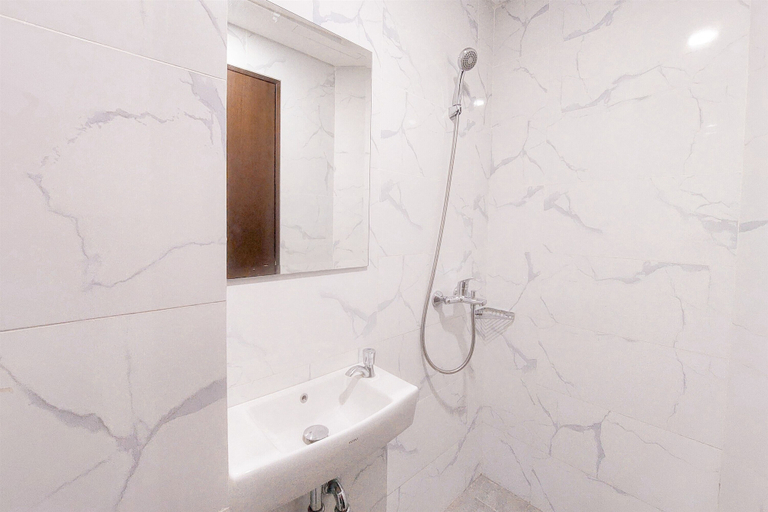 Bathroom 5, Comfortable And Elegant Studio At Pacific Garden Apartment, Tangerang
