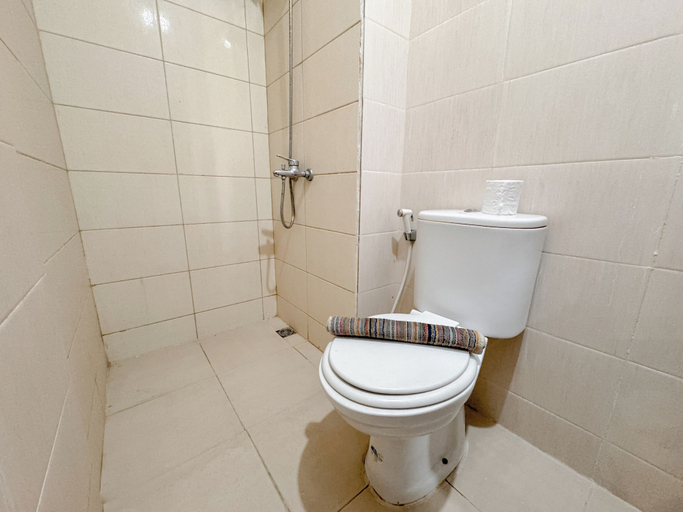 Bathroom 3, Comfortable Living Studio At Tamansari Prospero Apartment, Sidoarjo