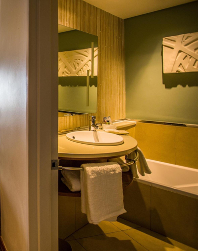 Bathroom 5, Garden Court Eastgate, City of Johannesburg