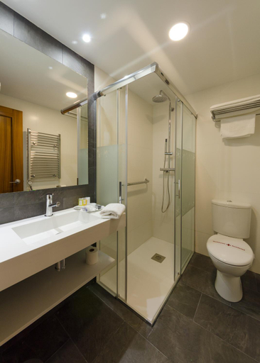Bathroom 3, Hotel Apolo, Huesca