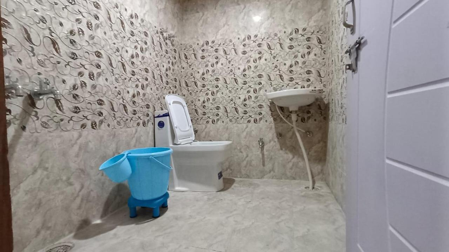 Bathroom 2, The Hostelers Homestay - Near ISBT, Bypass, Advance Study and HPU Simla, Shimla