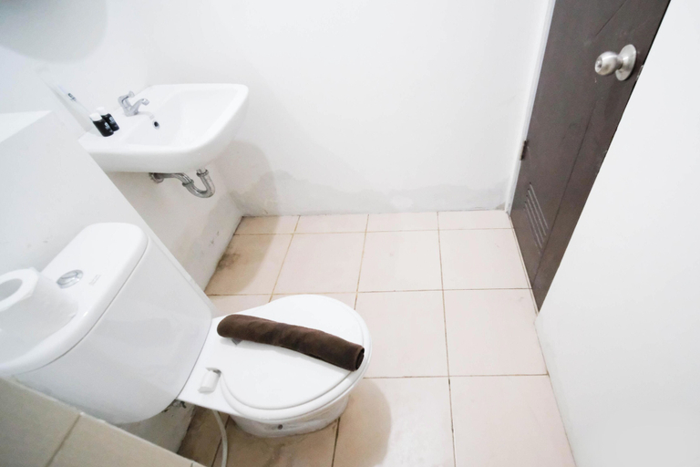 Bathroom 4, Tidy And Cozy 1Br At Tamansari Prospero Sidoarjo Apartment, Sidoarjo