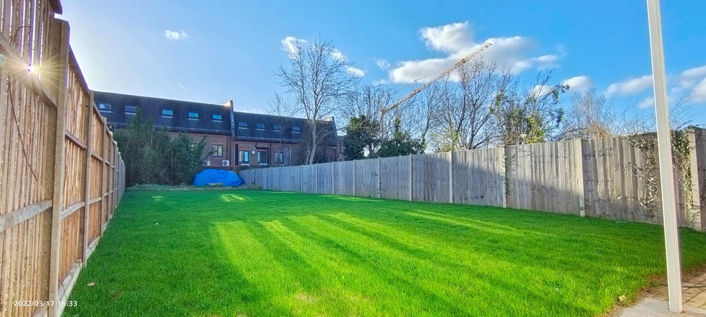 Others 2, Spacious Villa with Garden & Parking 6 Mins to Station, London