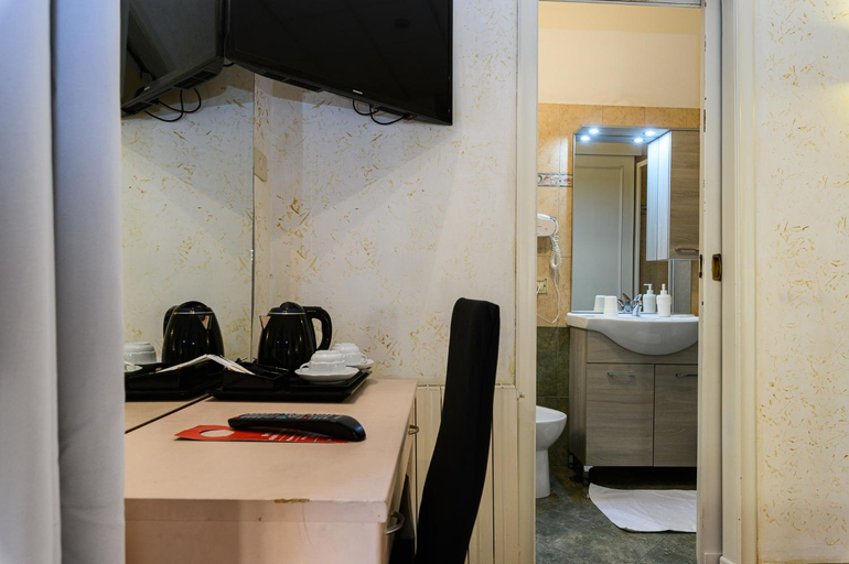 Bathroom 4, Hotel Julia, Roma