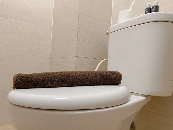 Bathroom 5, Unique And Spacious Studio At Gateway Pasteur Apartment, Bandung