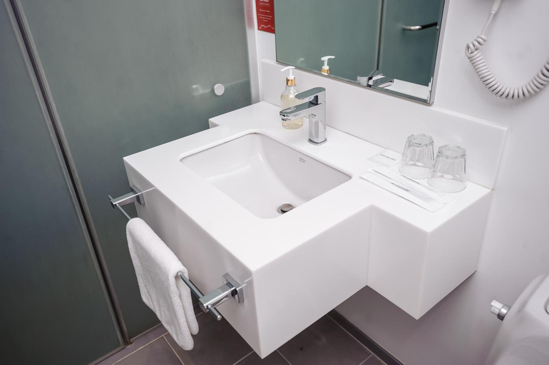Bathroom 10