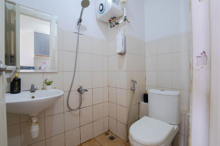 Bathroom 5, Apartemen Riverview Cikarang By Abdihome, Cikarang