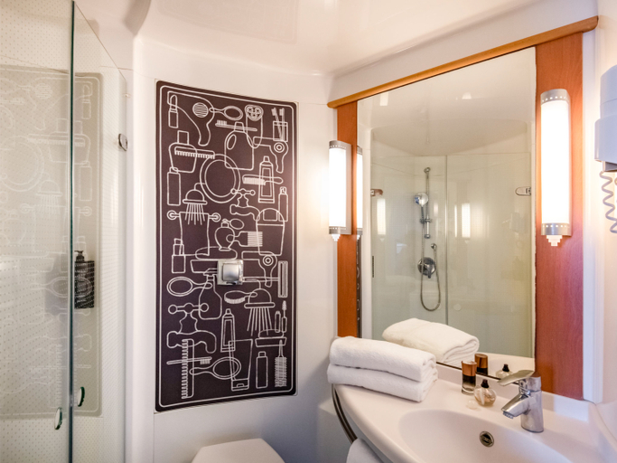 Bathroom 4, ibis Cannes Mouans Sartoux, Alpes-Maritimes