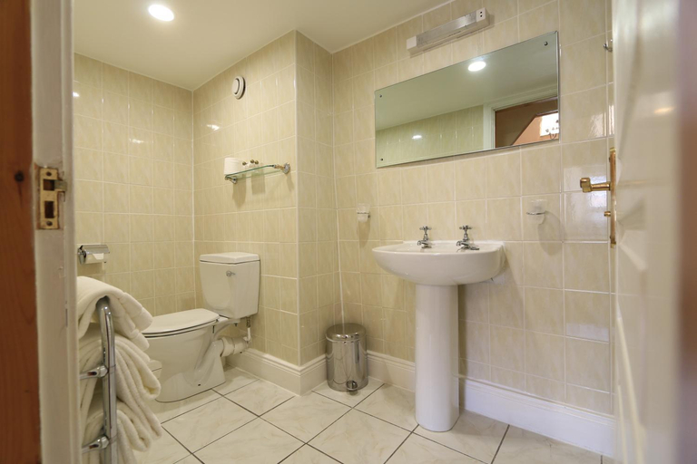 Bathroom 3, Centre Of Britain Hotel, Northumberland