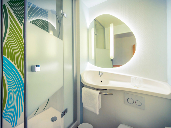 Bathroom 5, ibis budget Troyes Est, Aube