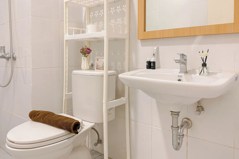 Bathroom 3, Good And Cozy 2Br Apartment Patraland Urbano, Bekasi