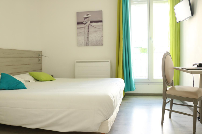 Bedroom 2, Hotel-Restaurant Du Port, Hérault
