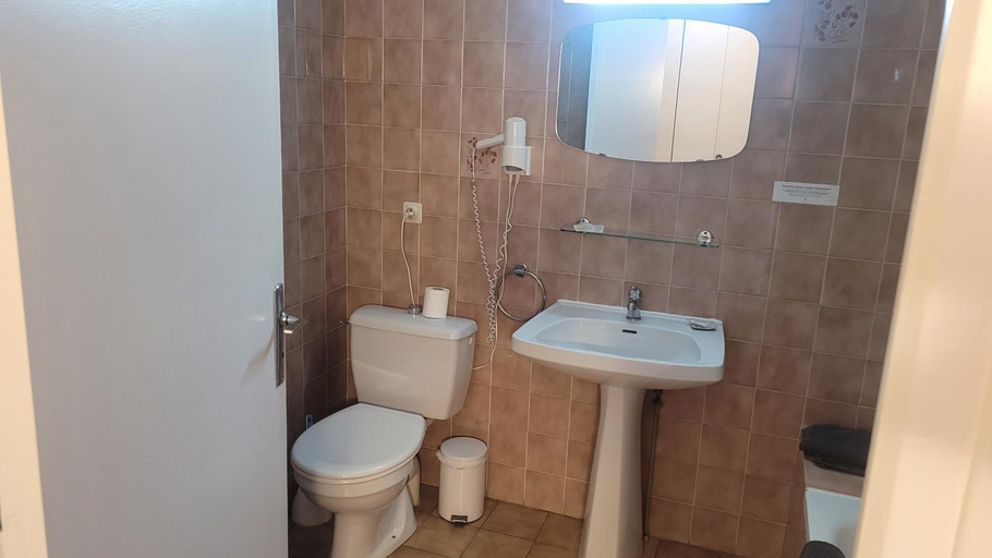 Bathroom 3, La Truffiere, Lot