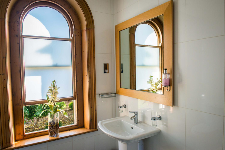 Bathroom 4, Regent Hotel Doncaster, Doncaster