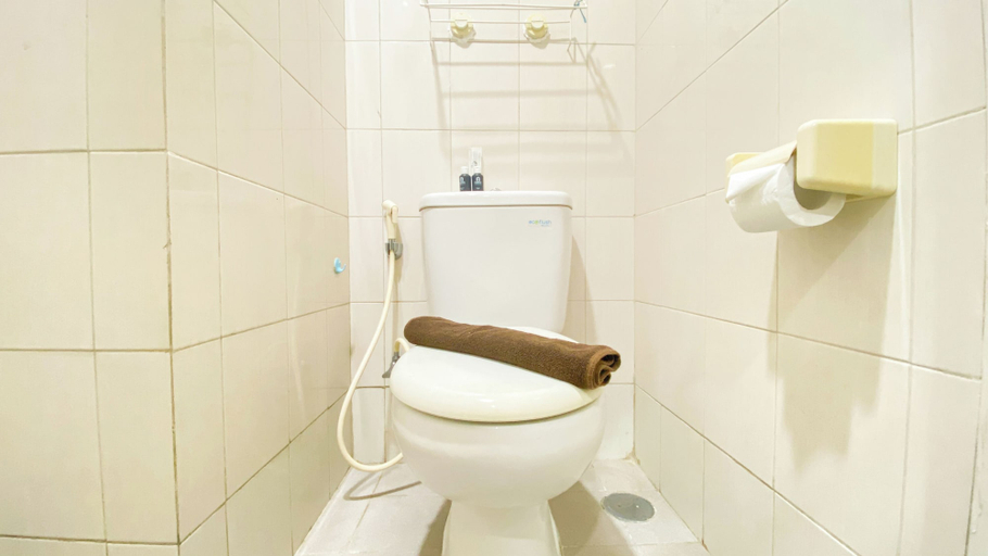 Bathroom 2, Strategic And Comfy Studio Apartment At Signature Park Grande, East Jakarta