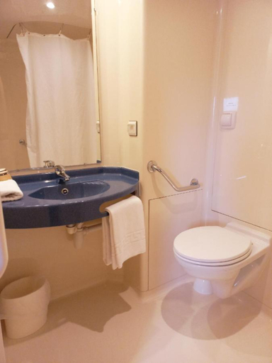 Bathroom 4, ibis budget Saint Brieuc Yffiniac, Côtes-d'Armor