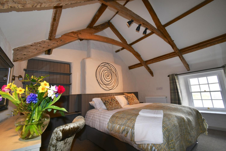 Others 4, Carew Inn, Pembrokeshire