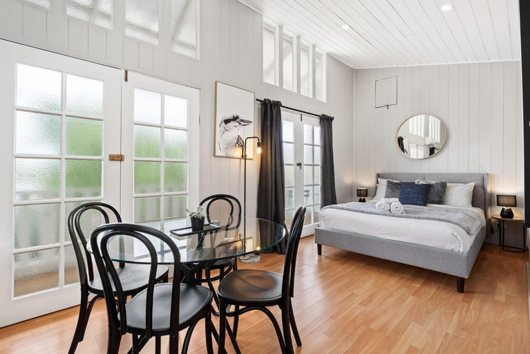 Bedroom, Loft Ninety Three - Stylish & Central, Orange