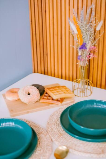 Food & Drinks 4, THE NEST LP-Stylish Condo near SM w/ WIFI,NETFLIX, Las Piñas