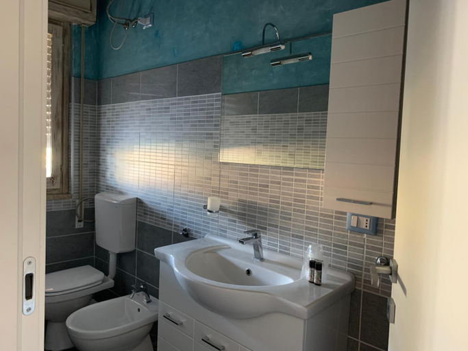 Bathroom 4, Hotel Solanas, Cagliari