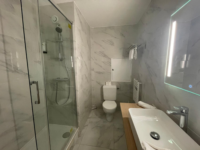 Bathroom 3, Cit'Hotel LA PYRAMIDE, Loir-et-Cher
