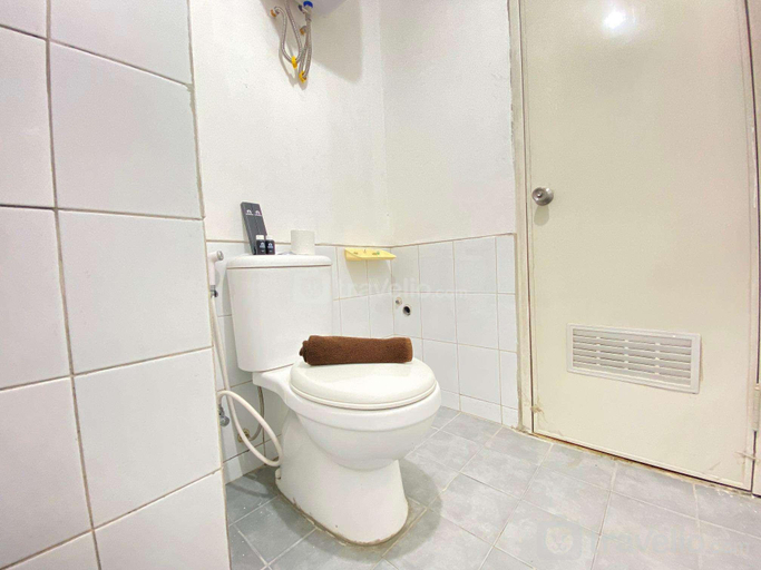 Bathroom 2, Spacious Studio at Grand Asia Afrika By Travelio, Bandung