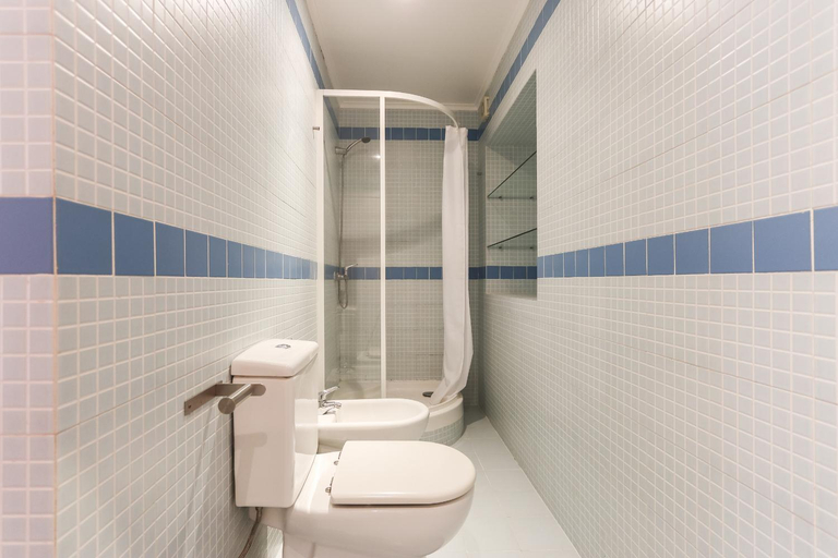 Bathroom 2, Typical Mouraria by Homing, Lisbon