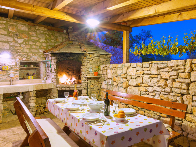 Food & Drinks, Heritage Villa Near Milna with Private Swimming Pool, Milna