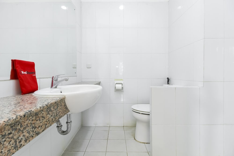 Bathroom 4, RedDoorz near Trans Studio Mall 3, Bandung