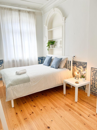 Others 3, Cozy room with shared bathroom on Rua Augusta, Lisbon