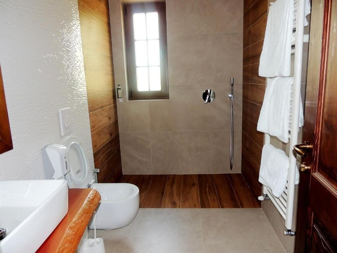 Bathroom 3, Pupa Winery Serene Stay, Beratit