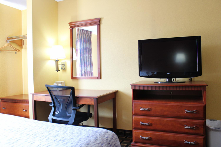 Bedroom 3, HomeTown Inn & Suites - Longview, TX, Gregg