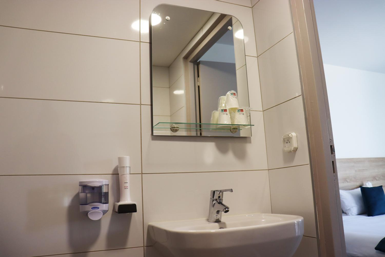 Bedroom 4, Hotel Lemand Lyon Est - Villefontaine, Isère