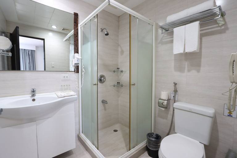 Bathroom 4, Paseo Premiere Hotel, Santa Rosa City