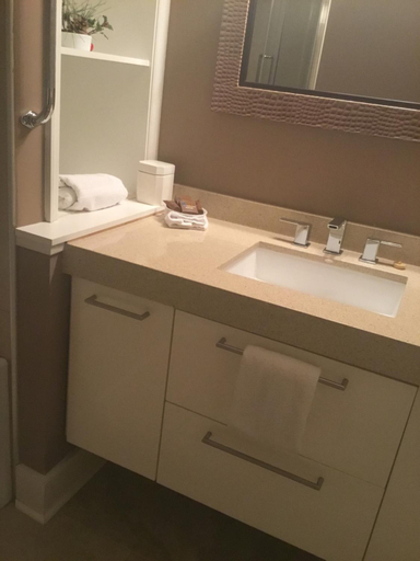Bathroom 3, Old Ivy Walk, Niagara
