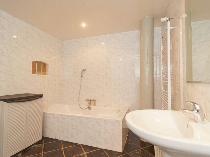 Bathroom 3, Farmhouse in Waskemeer with Large Garden, Ooststellingwerf