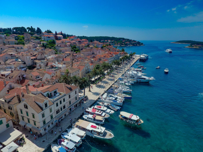 Others 2, Sweet Dreams, Hvar