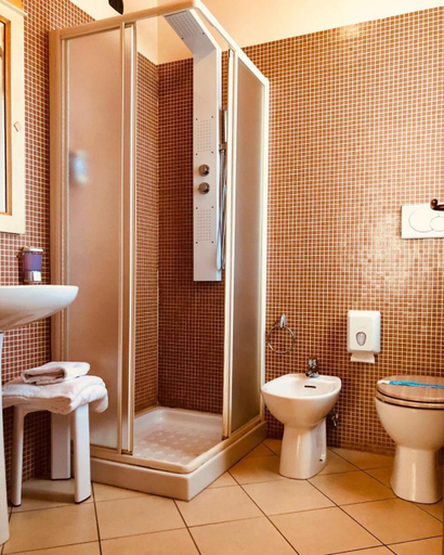 Bathroom 3, Hotel Villabella, Verona