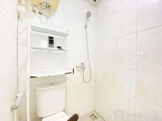 Bathroom, Simply Homey 2BR at Suites @Metro Apt By Travelio, Bandung